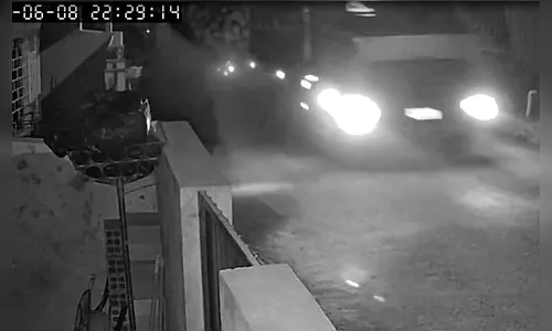 
							Caminhão carregado com toras de madeira tomba sobre casa no PR
						
						