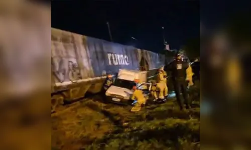 
							Carro com casal é arrastado por trem em cruzamento no Jardim Ponta Grossa, em Apucarana
						
						