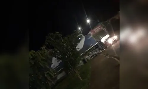 
							Casal flagra momento em que trem atinge Fiorino em Apucarana; veja
						
						