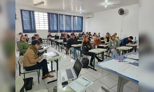 
							Apucarana qualifica profissionais da rede municipal e amplia acesso aos cuidados em saúde mental
						
						