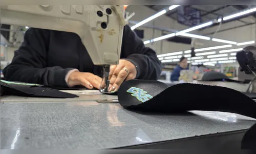 
							Boné de aba curta vira febre entre corredores e impulsiona produção em Apucarana (PR)
						
						