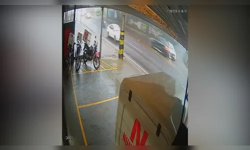 
							Câmera flagra acidente seguido de engavetamento na Avenida Minas Gerais em Apucarana
						
						