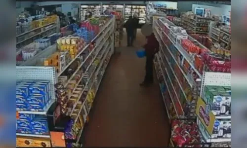 
							Câmeras flagram homem furtando chocolates em supermercado de Arapongas
						
						