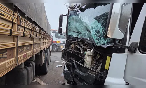
							Caminhões batem de frente na BR-369 entre Apucarana e Arapongas
						
						