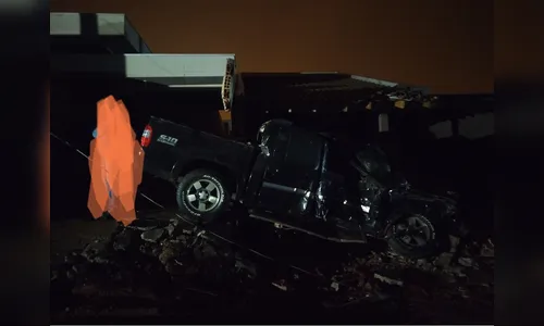 
							Carreta desengrena, atinge veículos e destrói casas nesta madrugada em Arapongas
						
						