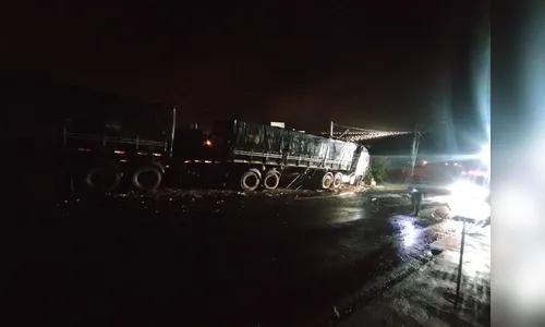 
							Carreta desengrena, atinge veículos e destrói casas nesta madrugada em Arapongas
						
						