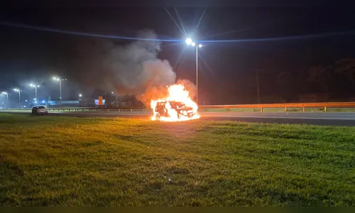 
							Carro de professor fica destruído após pegar fogo na BR-369 em Apucarana
						
						