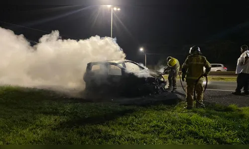 
							Carro de professor fica destruído após pegar fogo na BR-369 em Apucarana
						
						