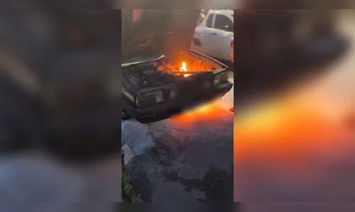 
							VÍDEO: Carro pega fogo em Apucarana e populares controlam as chamas
						
						