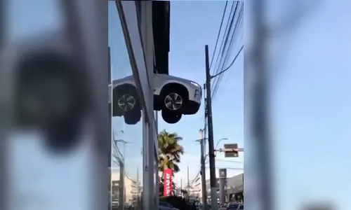 
							Carro quebra vitrine de concessionária e fica pendurado em Porto Alegre; veja vídeo
						
						
