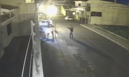 
							Atirador mata três pessoas no Paraná; vídeo mostra o crime
						
						