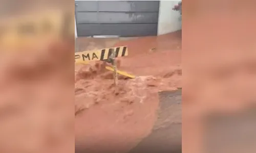 
							Chuva provoca danos em ruas e rompe galerias pluviais em Apucarana
						
						
