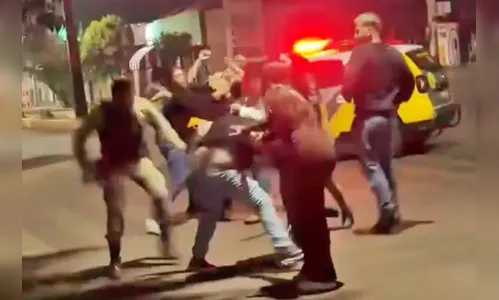 
							Cinco são presos e dois policiais ficam feridos após confusão em conveniência no PR
						
						