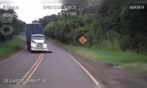 
							Vídeo mostra colisão frontal entre caminhões que vitimou quatro pessoas no PR
						
						