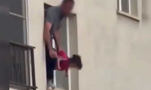 
Com faca na mão, homem ameaça jogar filha de 3 anos pela janela; veja vídeo
