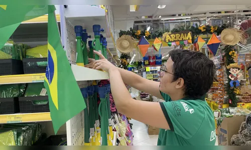 
							De troca de figurinhas a churros verde e amarelo: Copa movimenta comércio em Apucarana
						
						