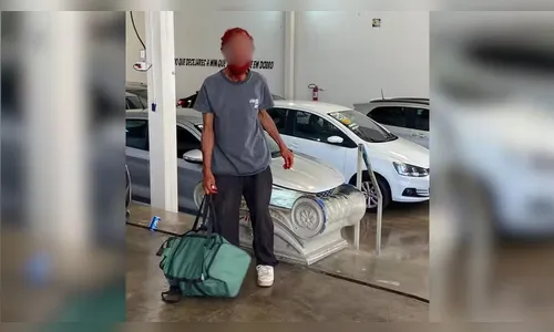 
							Empresário força idoso em situação de rua a pintar barba e cabelo em troca de doações; veja
						
						