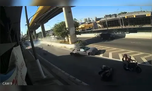 
							Fisiculturista perde controle de Porsche e atinge motos e carros; assista vídeo
						
						