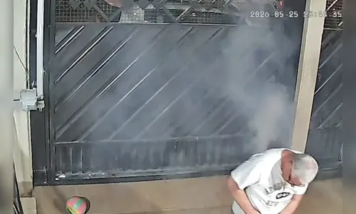 
							Idoso sofre queimaduras após celular explodir no bolso; vídeo mostra momento
						
						