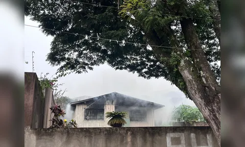 
							Incêndio atinge casa vazia ao lado de posto de combustíveis em Apucarana
						
						