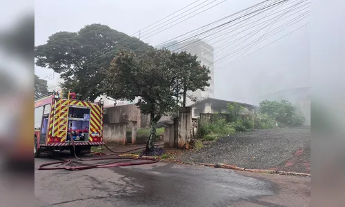 
							Incêndio atinge casa vazia ao lado de posto de combustíveis em Apucarana
						
						