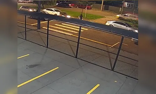 
							Jovem é atropelada durante travessia em faixa de pedestre em Londrina (PR); veja vídeo
						
						