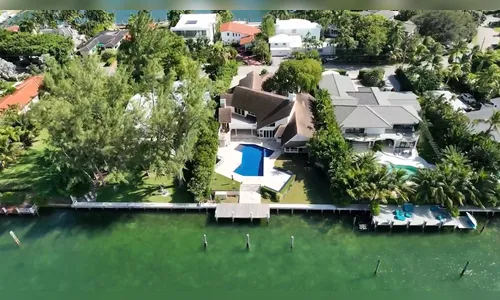 
							Modelo brasileira de 45 anos vive em mansão de R$ 62 milhões em ilha dos bilionários; saiba quem
						
						