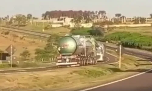 
							Carreta é flagrada na contramão da BR-376 no Paraná; veja o flagrante
						
						