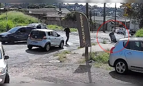 
							Motoristas salvam homem com andador de ser atropelado por trem; veja vídeo
						
						