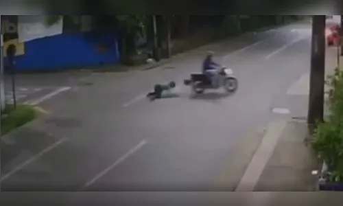 
							Mulher cai de moto de aplicativo e é atropelada por carro no mesmo instante; veja vídeo
						
						