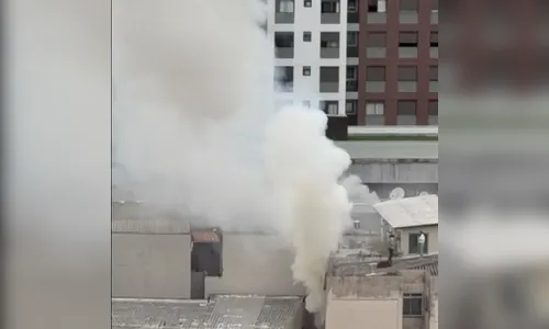 
							Vídeo mostra moradores presos no telhado durante incêndio em apartamento em SC; veja
						
						