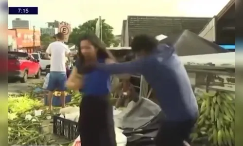 
							Repórter da Band sofre agressão de homem durante entrada ao vivo na TV; veja
						
						