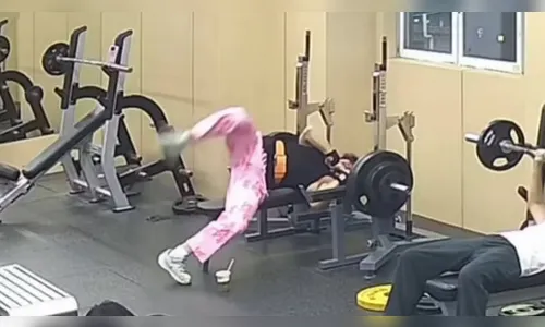 
							Vídeo: homem quase é esmagado por barra de 145 kg em academia; assista
						
						