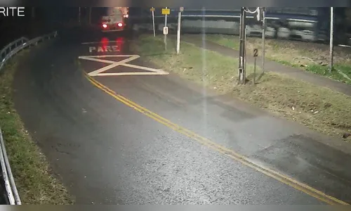 
							Vídeo mostra caminhão de gás sendo atingido por trem em Jandaia do Sul; veja
						
						