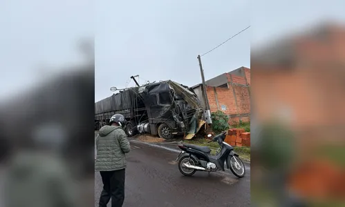 
							Vídeo mostra cenário de destruição deixado por carreta bitrem em Arapongas
						
						