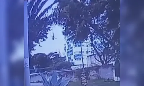 
							Vídeo mostra momento em que helicóptero cai no Rio de Janeiro; veja
						
						