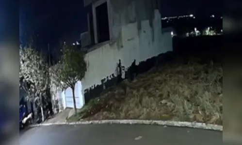 
							Câmera flagra suspeitos fugindo com objetos furtados de casa em Cambira
						
						