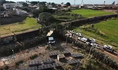 
							Imagens aéreas revelam dimensão de colisão fatal entre trem e carreta em Apucarana; veja
						
						