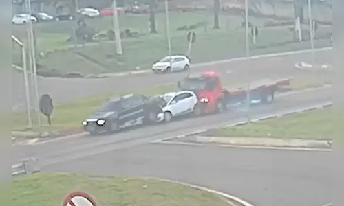 
							Câmera flagra engavetamento entre três veículos em rodovia no PR; veja
						
						