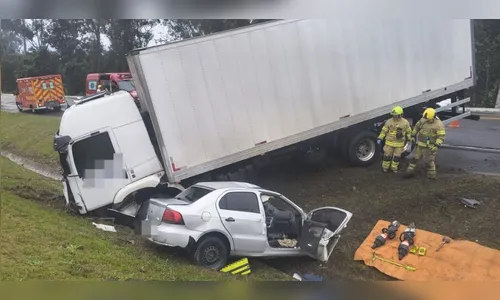 
							Batida violenta contra caminhão mata motorista e destrói carro em SC
						
						