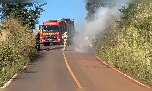 
							Fusca pega fogo e é destruído em estrada rural de Jardim Alegre
						
						