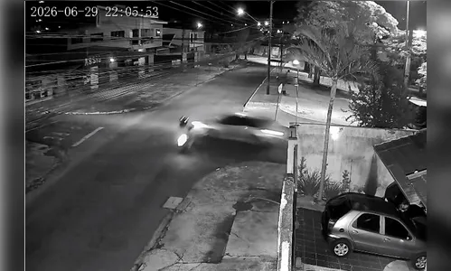 
							Câmera de segurança flagra acidente entre carro e moto na Vila Nova
						
						