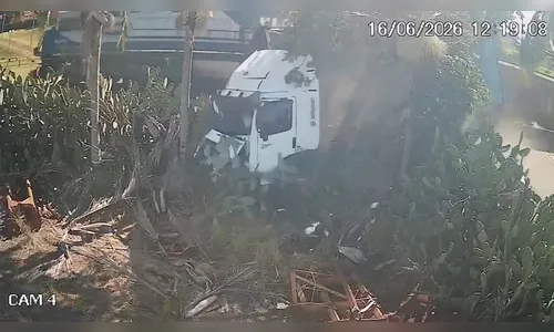 
							Imagens fortes: vídeo mostra acidente com morte entre carreta e trem em Apucarana (PR)
						
						