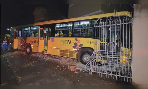 
							Câmeras flagram momento em que ônibus desgovernado desce rua e destrói muro em Londrina
						
						