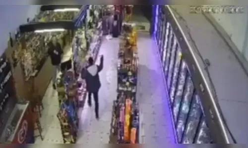 
							Cliente tenta matar dono de loja a facadas após discussão em SC
						
						