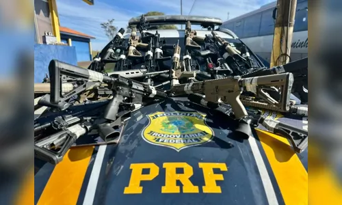 
							PRF faz a maior apreensão de fuzis de sua história em rodovia do Paraná
						
						