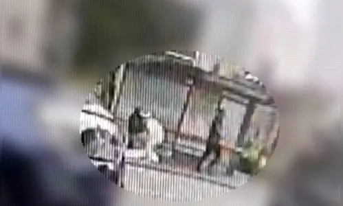 
							Roubo a joalheria termina com mulher refém, tiros e cerco policial no PR
						
						