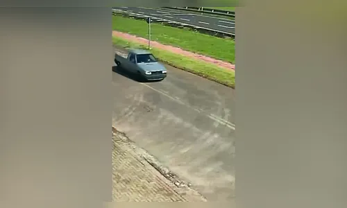 
							Trabalhadora é assediada e perseguida por homem nu em Apucarana; veja
						
						