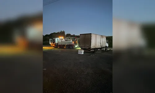 
							Tombamento de caminhão é registrado na PR-170 em Apucarana
						
						