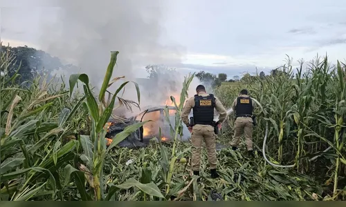 
							Veículo de Kaloré capota e é destruído por incêndio na rodovia para Borrazópolis; veja
						
						